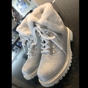 kids boots, faux fur, white with gems